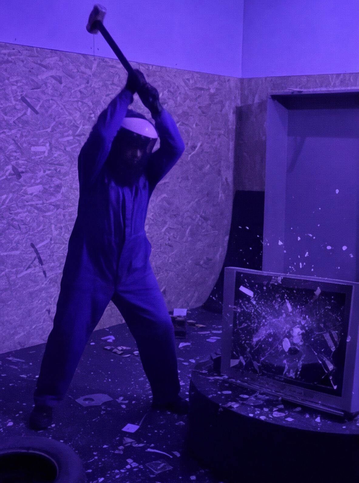 Persona levantando una maza para destrozar un monitor en la Rage Room de Break&Joy