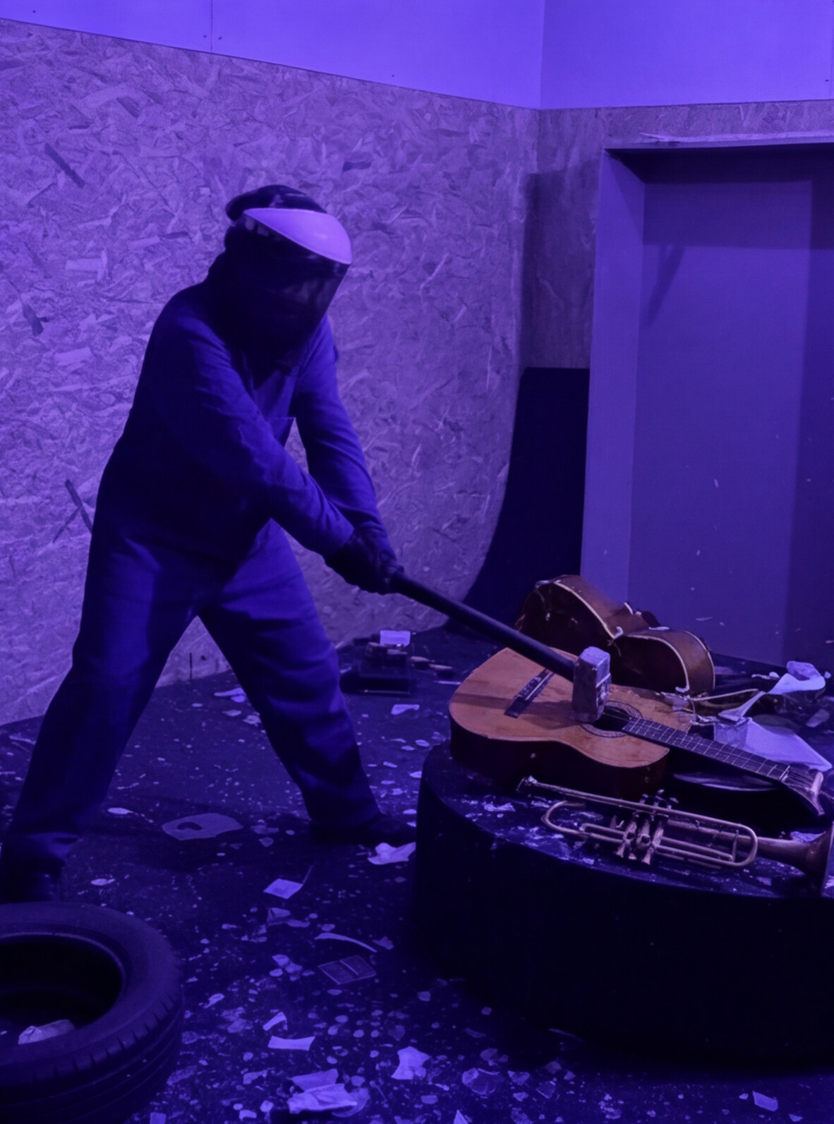 Persona destrozando una guitarra y una trompeta en la Rage Room de Break&Joy