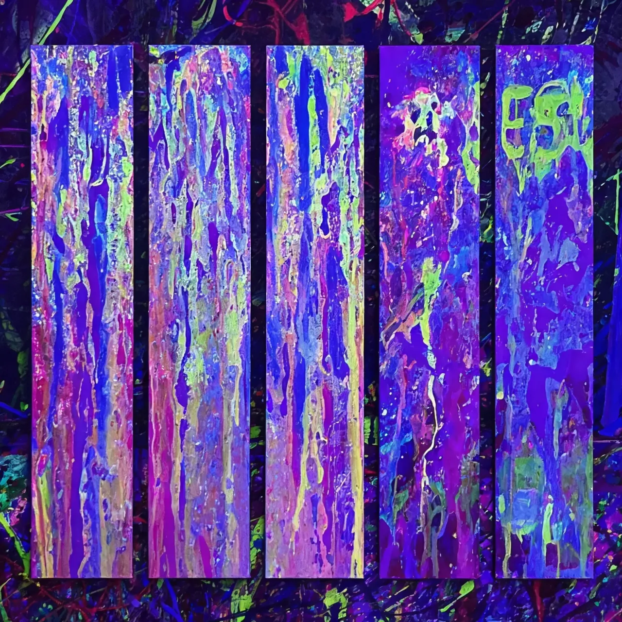 Lienzos terminados con goteos de pintura multicolor neón bajo luz blacklight